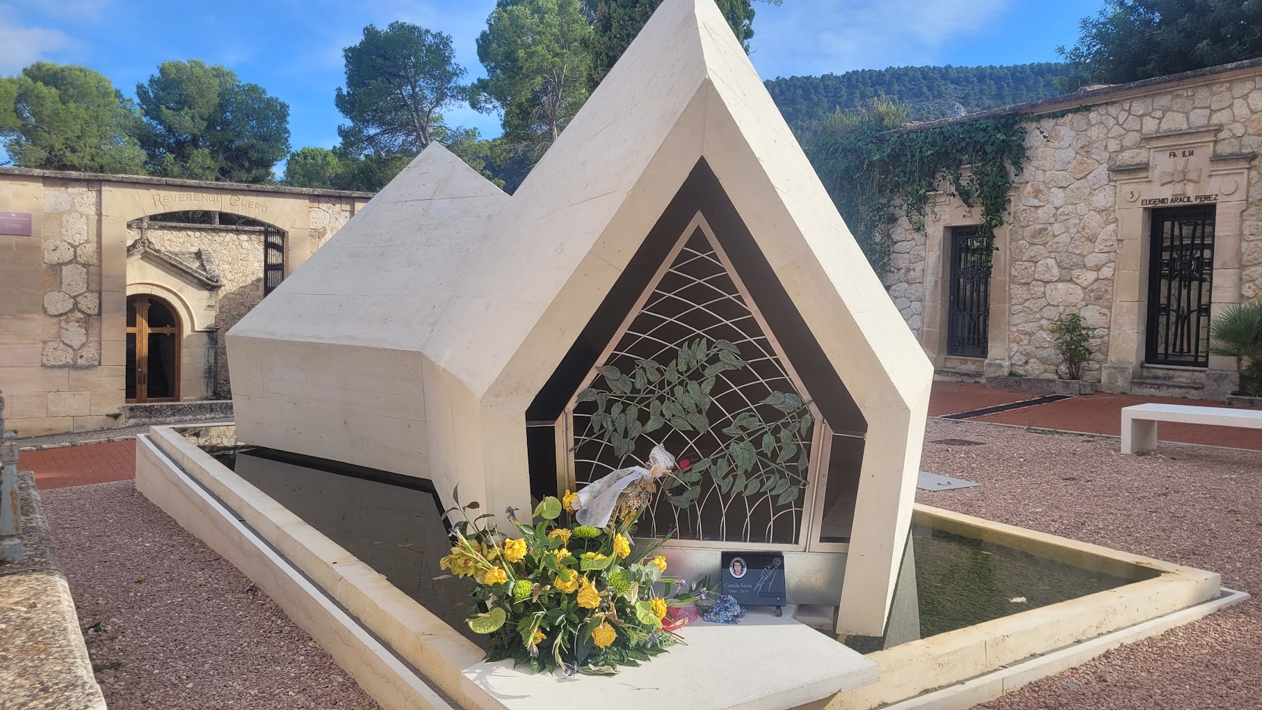 El descanso eterno de una estrella: descubre el panteón Camilo Sesto en Alcoy, cuna de artistas e industrias, alberga la memoria de uno de sus hijos más universales: Camilo Sesto